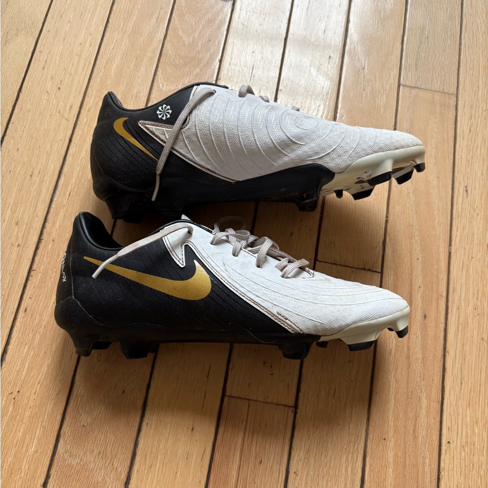 Nike Phantom Black and White Men’s Soccer Cleats Shoes Size 7